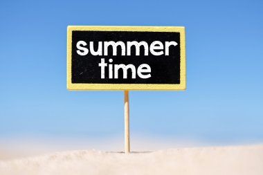 Kara tahta üzerinde metin yaz saati