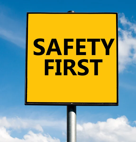 Güvenlik ilk kelimesi yol işareti — Stok fotoğraf