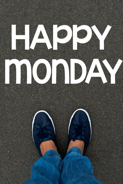 Ноги і текст Щасливий понеділок на дорозі — стокове фото