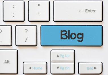 Beyaz klavye üzerinde blog yazıt  