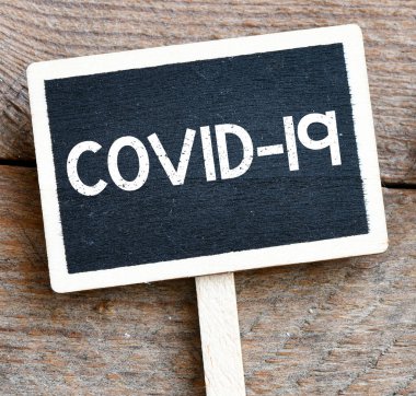 Tahtaya yazılmış COVID-19 sözcükleri