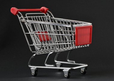 Siyah arka planda boş alışveriş arabası