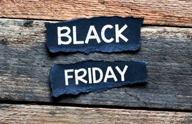 Bir kağıt parçasına yazılmış Kara Cuma kelimeleri. Mağazalarda terfi ve satış zamanı..