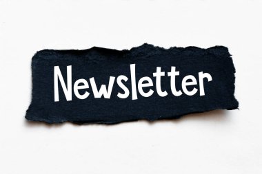 Siyah bir kağıt parçasına yazılmış bülten sözcüğü.