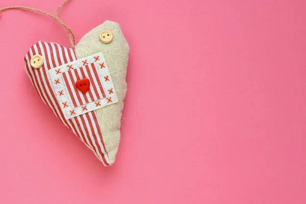 Coeur Tissu Sur Fond Rose Fête Des Amoureux Saint Valentin — Photo