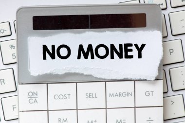 Hesap makinesinin ekranında duran bir kağıt parçasına hiç para yazılmamış. İş kavramı, nakit eksikliği..