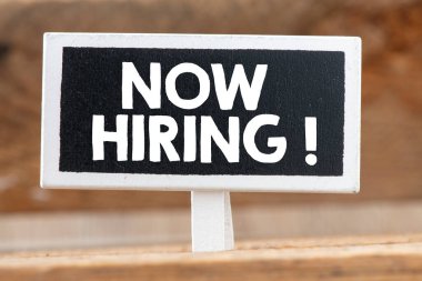 Şimdi işe alma metni küçük karatahtaya yazılmış. İş dünyasında kavram