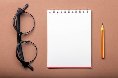 Boş not defteri ve ofis masasının üstünde.