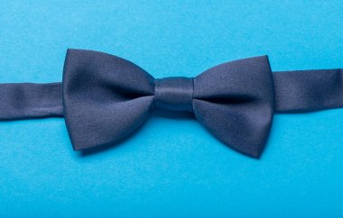 Mavi arka planda lacivert bir papyon..