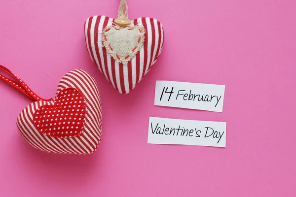 ホワイトカードとピンクの背景にバレンタインデーのテキスト 2月14日は世界の恋人たちの日 — ストック写真