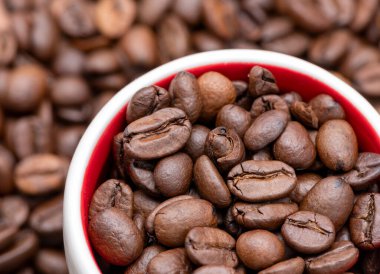 Kahve çekirdekli kahve fincanında taze kahve..