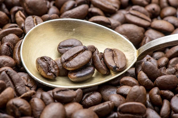 Frische Kaffeebohnen Auf Einem Löffel Mit Bohnen Hintergrund — Stockfoto