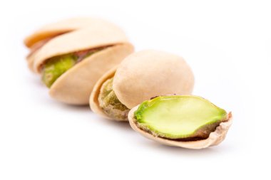 Beyaz arka planda izole edilmiş fıstıklar