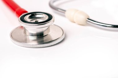 Beyaz arka planda steteskop. Kalp sağlığı, sağlık sigortası konsepti, dünya kalp günü, dünya sağlık günü, dünya hipertansiyon günü