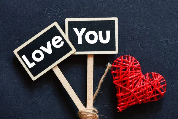 Love You Tekst Kleine Krijtachtige Tabletten Zwarte Achtergrond Valentijnsdag — Stockfoto