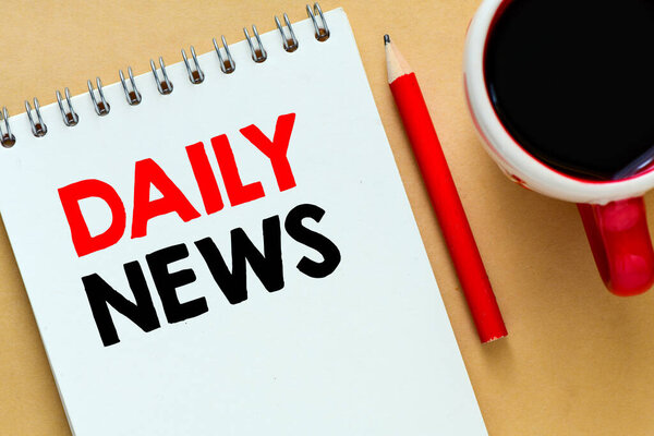 Ежедневные новости, написанные в блокноте на деревянном столе. Концепция для бизнеса.