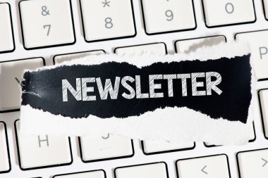 Haber bülteni, beyaz bir klavyede yer alan siyah bir kağıt parçasına yazılmıştır.. 