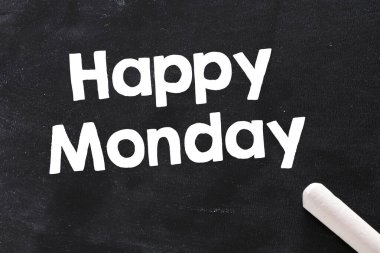 Siyah tebeşirle yazılmış Pazartesi metnin kutlu olsun.. 