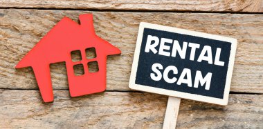 Bir tebeşirle yazılmış RENTAL SCAM metni. 