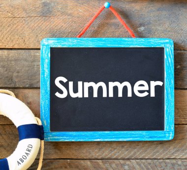 Yazı tebeşirle yazılmış..