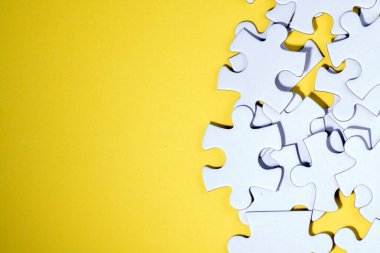 Sarı Arkaplanda Bulmaca Parçaları.