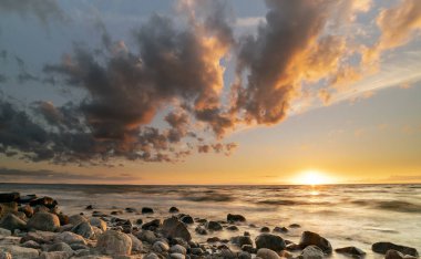 Deniz kenarında gün batımı. Gün batımında doğa ve doğa manzarası.