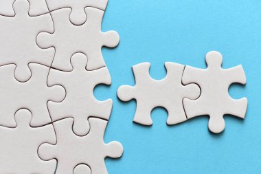 Mavi arkaplanda beyaz bulmaca