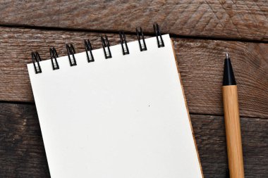 Boş not defteri ve ofis tahtasının üzerinde.