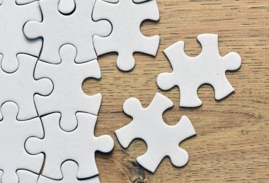 Yapboz parçaları monte ediliyor. Soyut arkaplan.