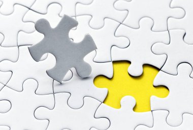 Yapboz parçaları monte ediliyor. Soyut arkaplan.