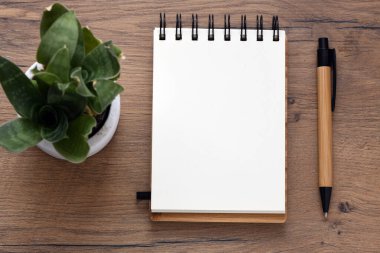 Boş not defteri ve ofis tahtasının üzerinde.