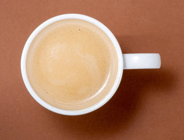 Witte Kop Verse Koffie Een Bruine Achtergrond — Stockfoto