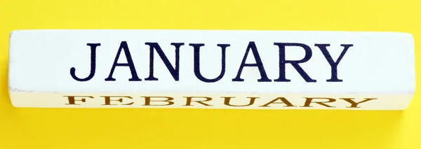 白い木製の立方体に書かれた1月のテキスト 今年の初め 最初の月は一年の準備をする時間です — ストック写真