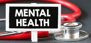 MENTAL Sağlık Sözcükleri küçük bir tebeşir tahtası ve steteskop üzerine yazılmış.