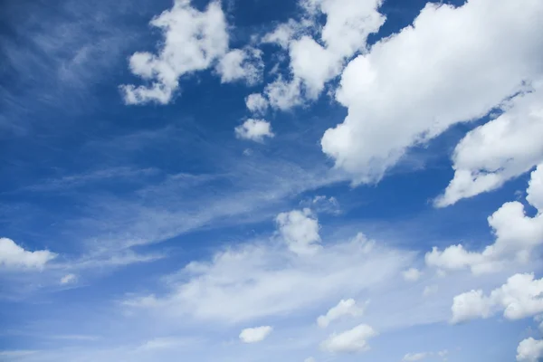 มุมมองเมฆของท้องฟ้าแดด — ภาพถ่ายสต็อก