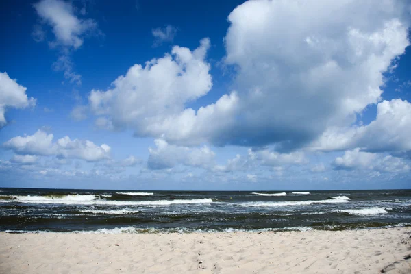 Tropiska stranden vid molnigt väder. — Stockfoto