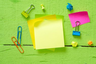 Yapışkan notlar üzerinde ahşap arka plan izole