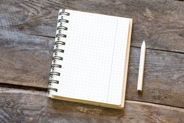 beyaz boş not defteri ve kalem