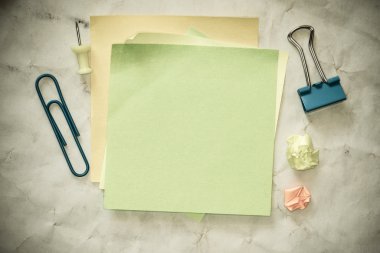 Yapışkan notlar eski kağıt arka plan üzerinde izole