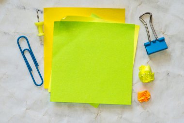 Yapışkan notlar eski kağıt arka plan üzerinde izole