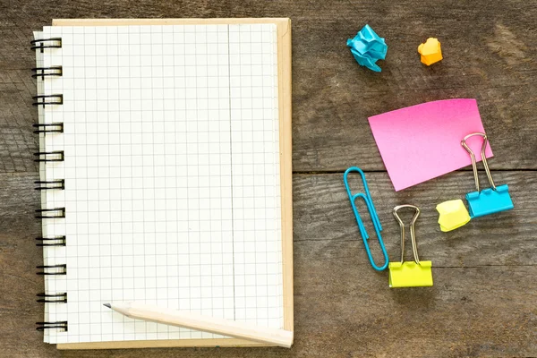 Un cuaderno blanco y un lápiz — Foto de Stock