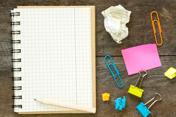 Un cuaderno blanco y un lápiz — Foto de Stock