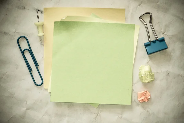 Sticky notes isolated on old paper background — Stock Photo, Image