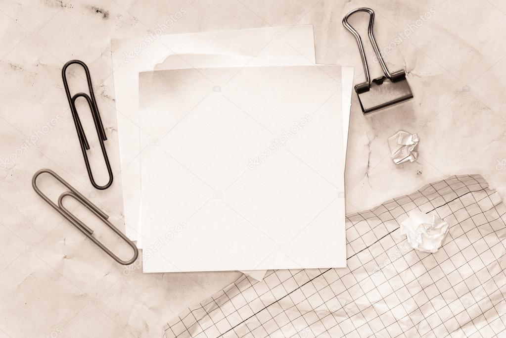 孤立的旧纸张背景上的粘滞便笺 图库照片 C Roobcio 孤立的旧纸张背景上的粘滞便笺 图库照片 C Roobcio