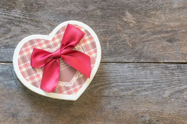 Caja de regalo en forma de corazón —  Fotos de Stock