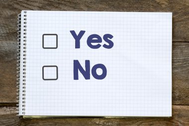 defter ile masa üzerinde denetim listesi