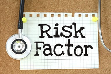 kağıt üzerine Not el yazısıyla yazılmış risk faktörü