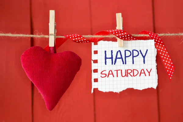 Sábado feliz em papel instantâneo e pequeno coração vermelho — Fotografia de Stock