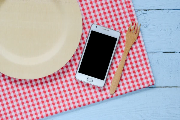 Téléphone portable sur table en bois — Photo