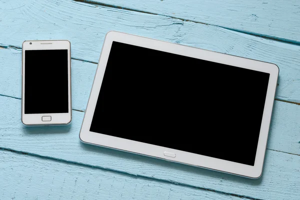 Tablet bianco e smartphone . — Foto Stock